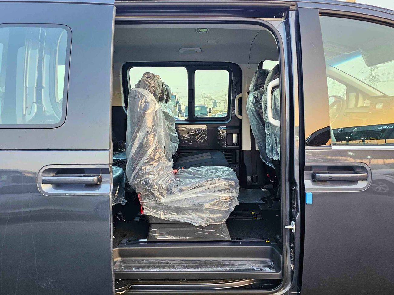 هيونداي ستاريا 3.5L V6  PETROL A/T / PUSH START / COMFORT 11 SEATER (CODE # 68029)