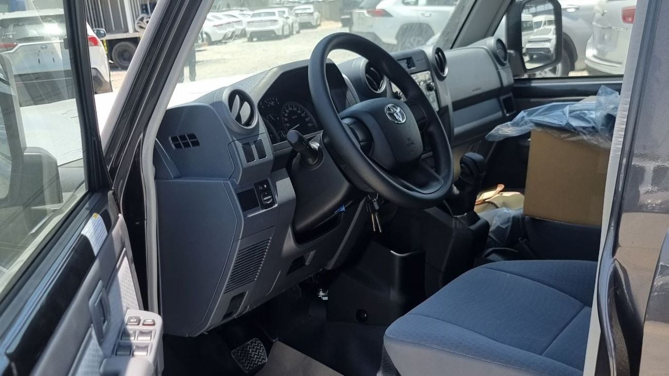 Toyota Land Cruiser Pick Up 4.0L V6 . 24-valve DOHC . VVT-i . DOHC. 16V . 5 Seater . 4 Door . Automatic . Four Wheel Drive