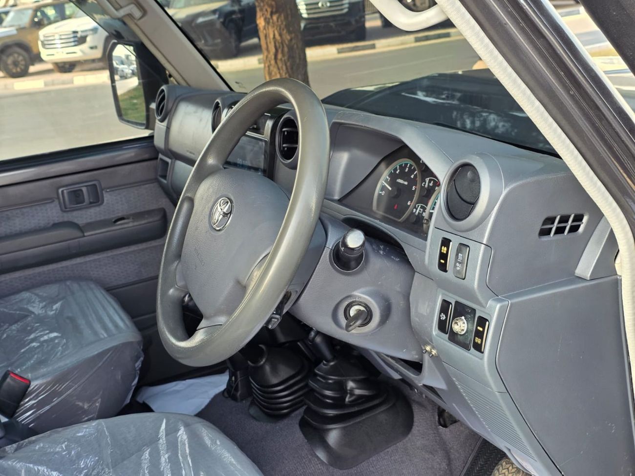 Toyota Land Cruiser Pick Up diesel 4.5 liter ,right hand ,drive 2017 model ,shape 2024 ,only for export available