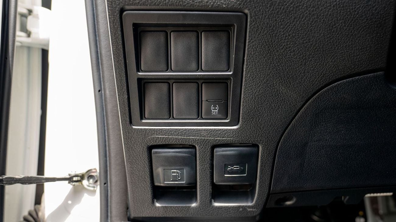 Toyota Hilux MID OPTION PETROL 2.7 AT