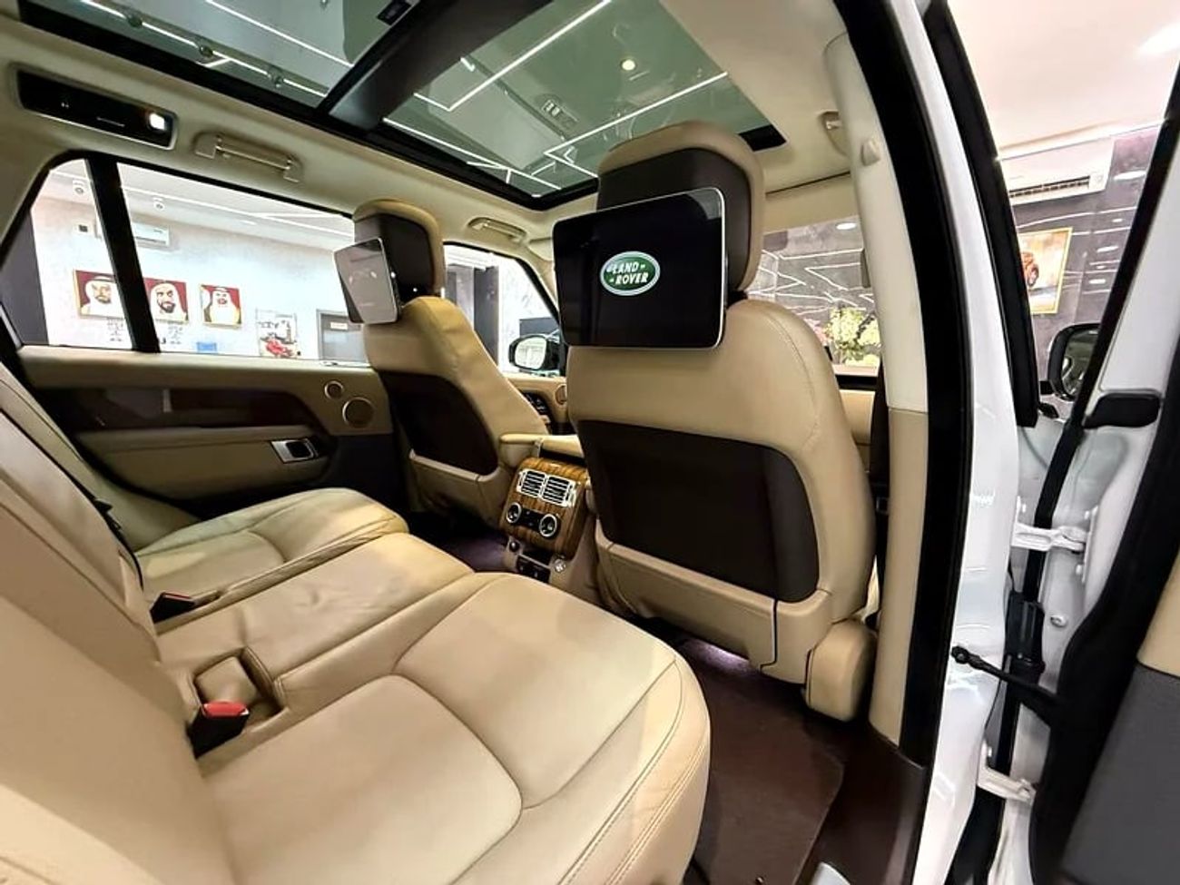 لاند روفر رينج روفر LWB Autobiography P400 3.0L AUTOBIOGRAPHY KIT RR VOGUE SUPERCHARGED || GCC || FULLY LOADED || SCREEN