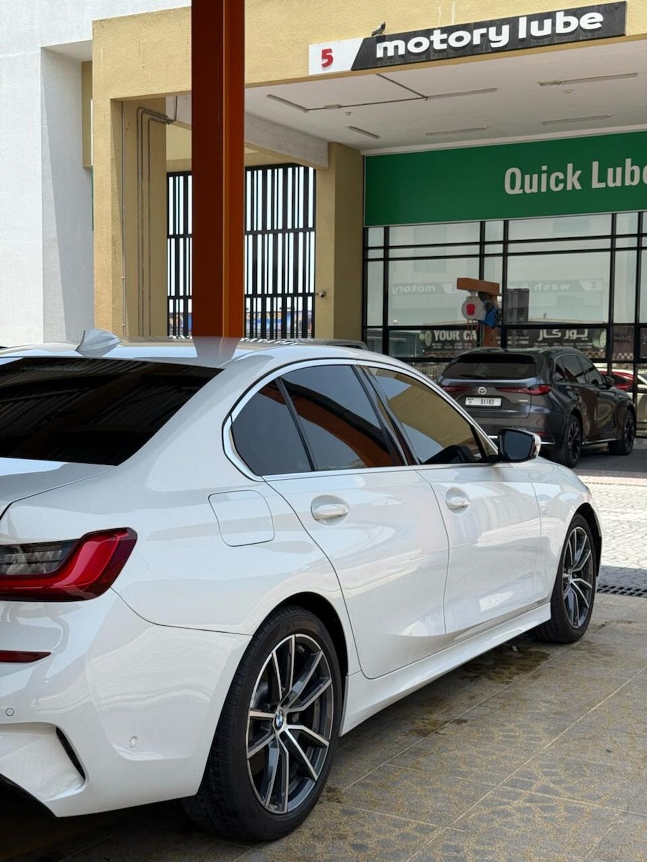 BMW 330i Exclusive 2.0L (255 HP)