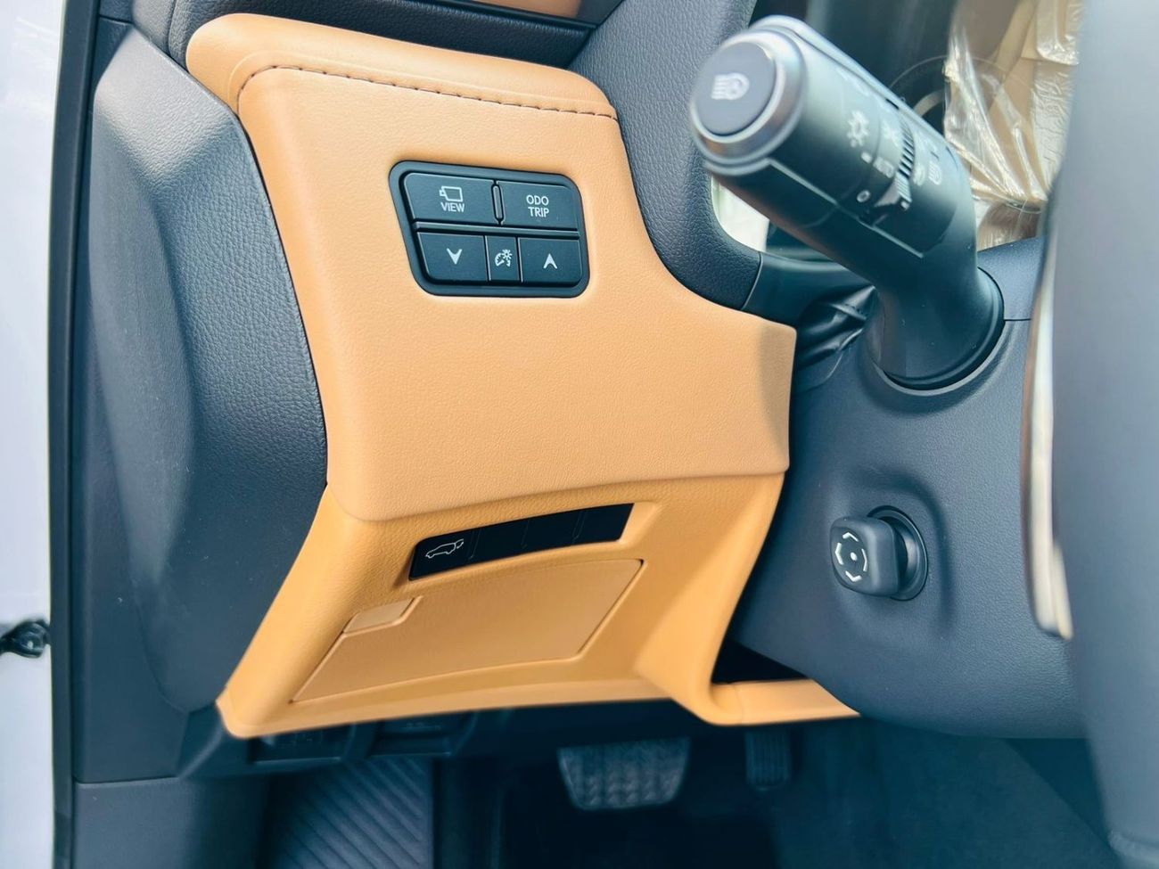 Lexus LX 600 LEXUS_LX600_SIGNATURE_2023_GCC_FULL_OPTIONS_WHITE_2024_AVAILABLE