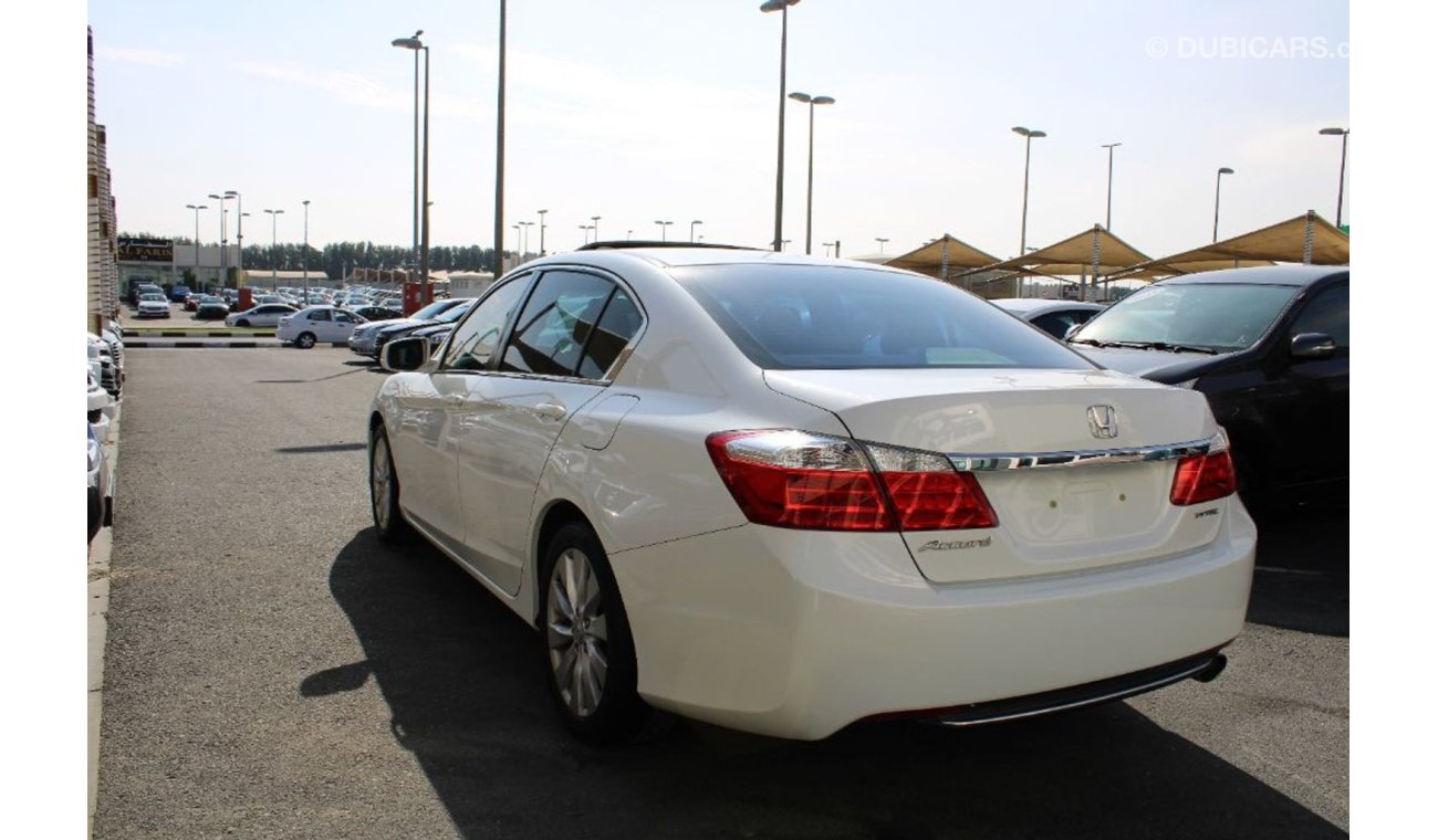 Honda Accord V4 - 2 KEYS - FULL OPTION - ACCIDENTS FREE - CAR IS IN PERFECT CONDITION INSIDE OUT