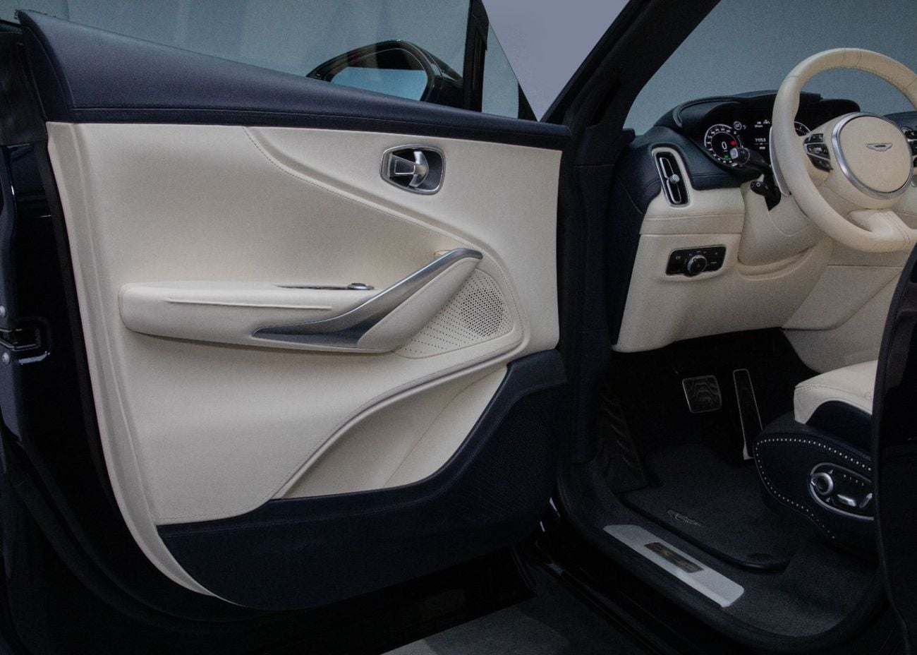 أستون مارتن DBX 1913 Edition