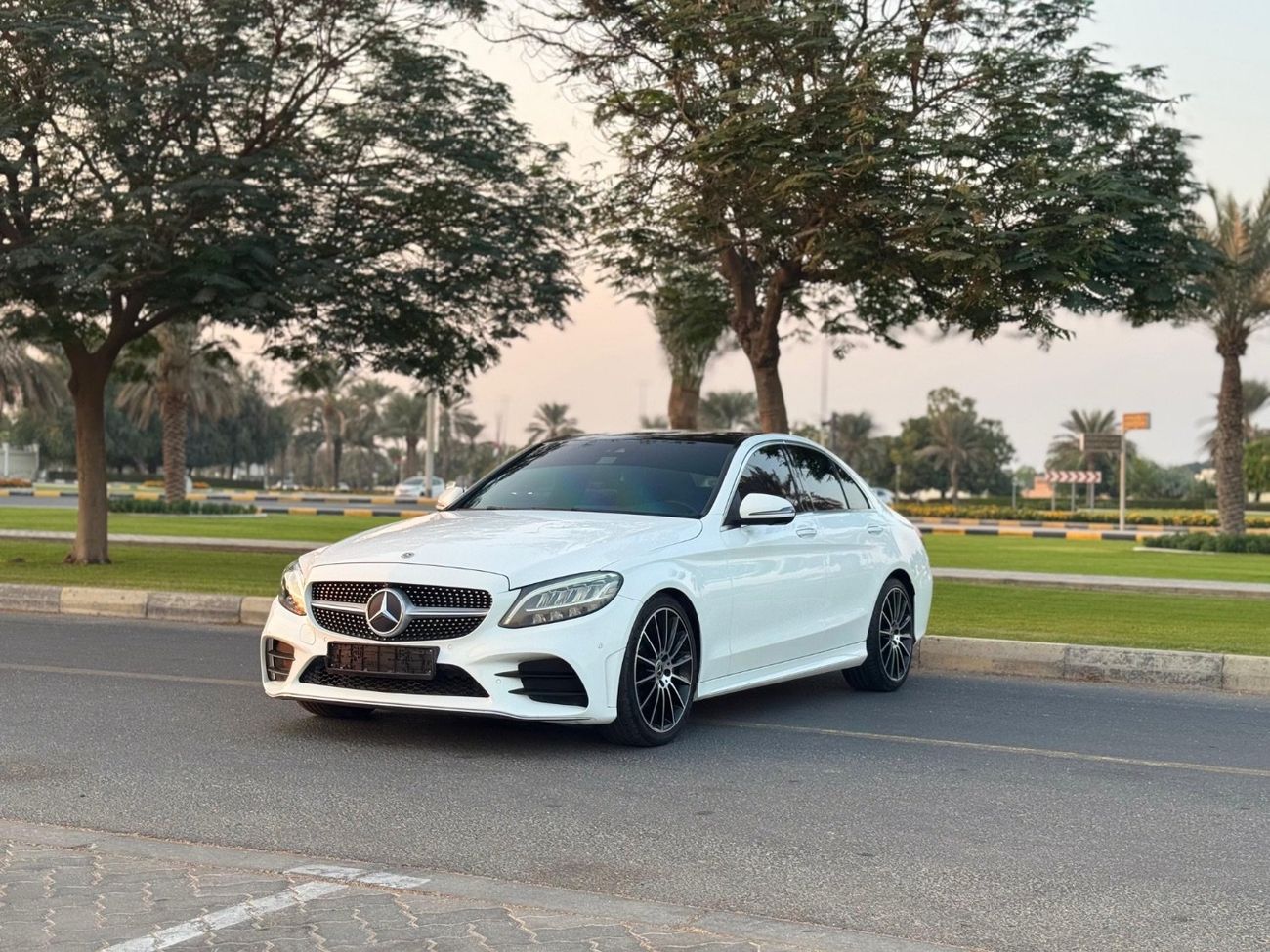 مرسيدس بنز C 200 MERCEDES C200 MODLE 2019 GCC SPACE FULL OPTION 360 CAMERA