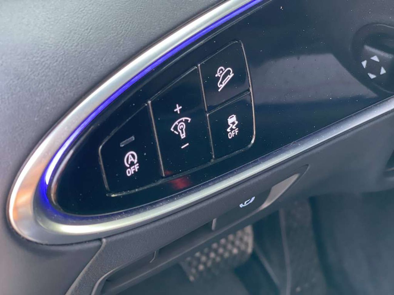 جينيسس GV70 / دفع رباعي / فتحة سقف بانورامية / كاميرا 360 درجة / مسافة منخفضة / بحالة ممتازة