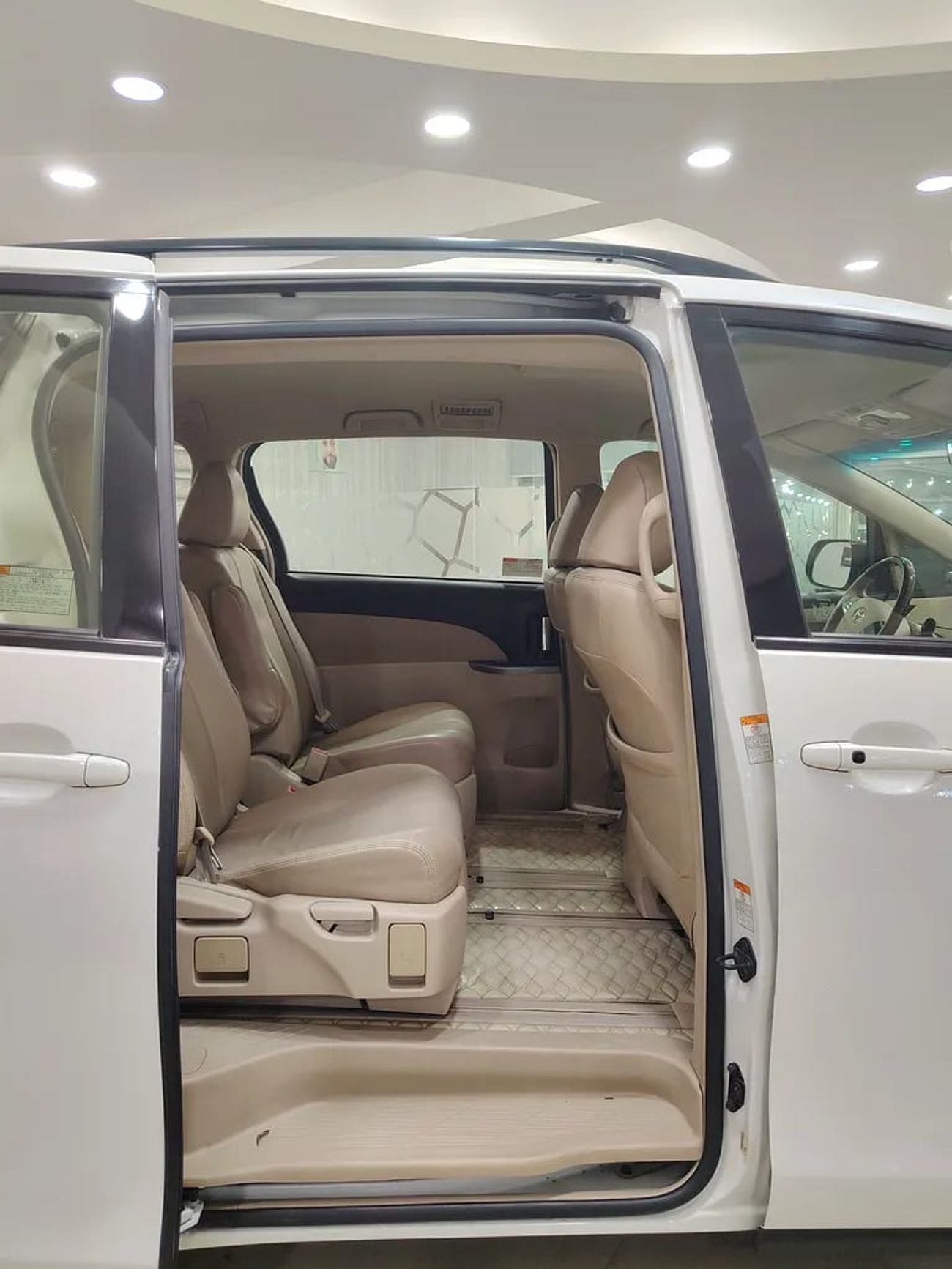 Toyota Previa SE 2.4L SE Full option GCC