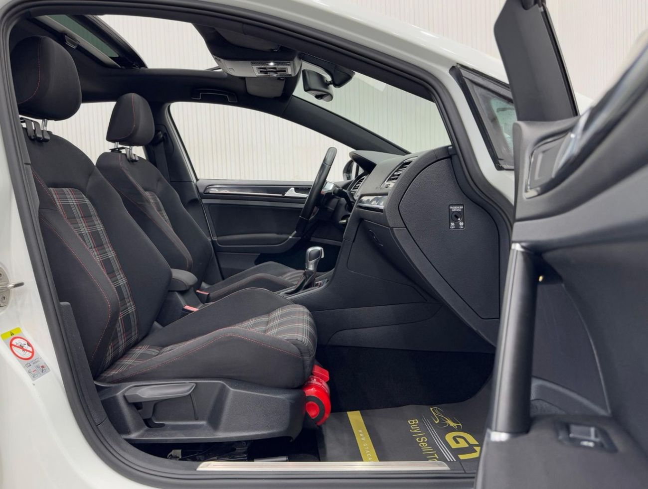 فولكس واجن جولف GTI 2016 Volkswagen Golf GTI, Service History, Excellent Condition, GCC