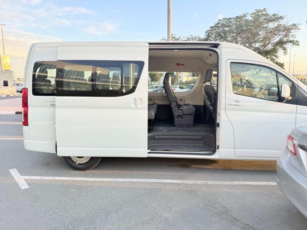 تويوتا هاياس 2026 Toyota Hiace GL 13-Seater High-Roof Full-Option 3.5L V6 Petrol A/T RWD Export Only