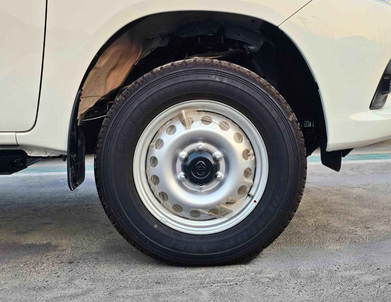 Toyota Hilux NARROW BODY / DLX-G / 2.4L V4 DIESEL / DOUBLE CABIN / 6 STR (CODE # HDLXG1)
