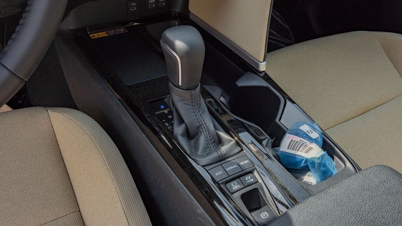 Toyota Camry 2025 Toyota Camry LE 2.5L AT Hybrid (with Panoramic Sunroof)