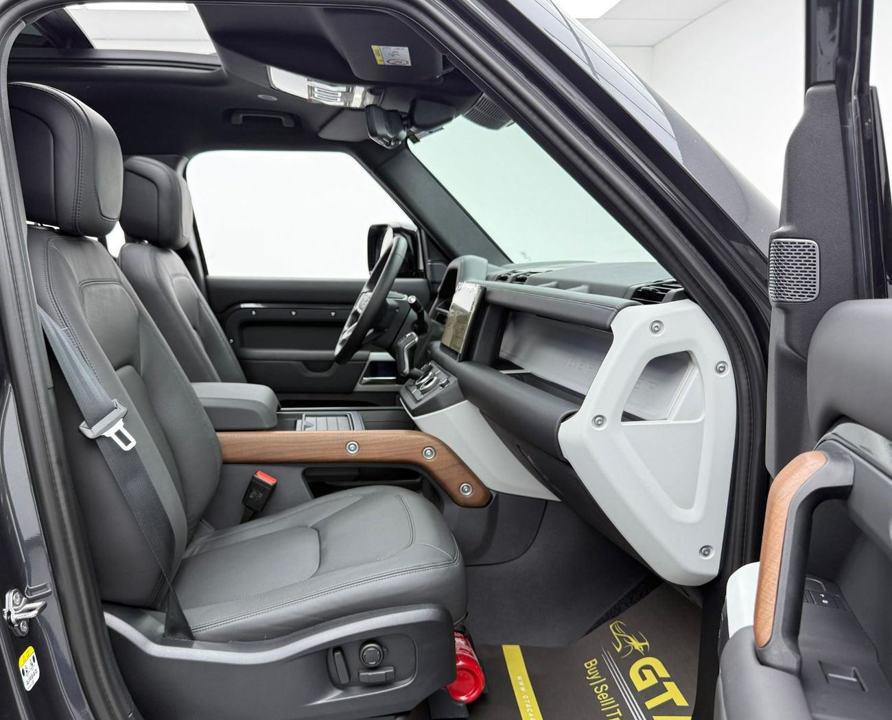 Land Rover Defender 110 X-Dynamic HSE P400 3.0L 2024 Land Rover Defender 110 HSE Dynamic P400, 2028 Agency Warranty  Ser