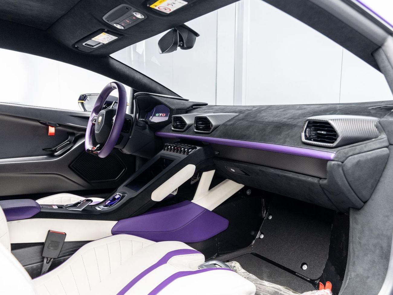 لامبورغيني هوراكان BUY NOW, PAY 2027 | THE BLACKLINE STANDARD | 2027 Lamborghini Warranty, Full Carbon, GCC