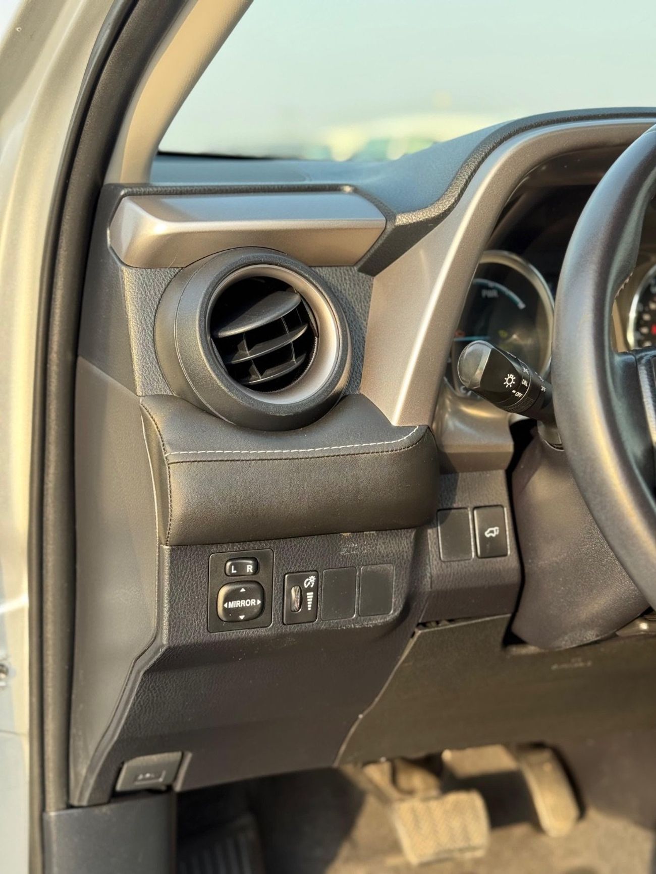 تويوتا راف ٤ XLE Hybrid sunroof,push start full Option