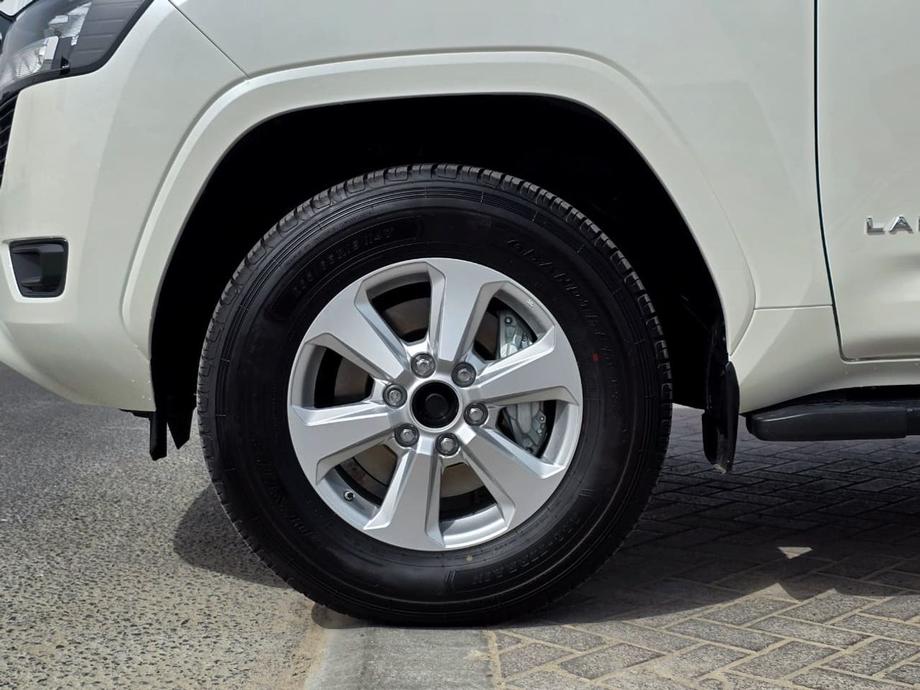 تويوتا لاند كروزر LC300 GXR 3.5 - MID OPTIONS - SUNROOF - 2025 MODEL - WHITE INSIDE BLACK -