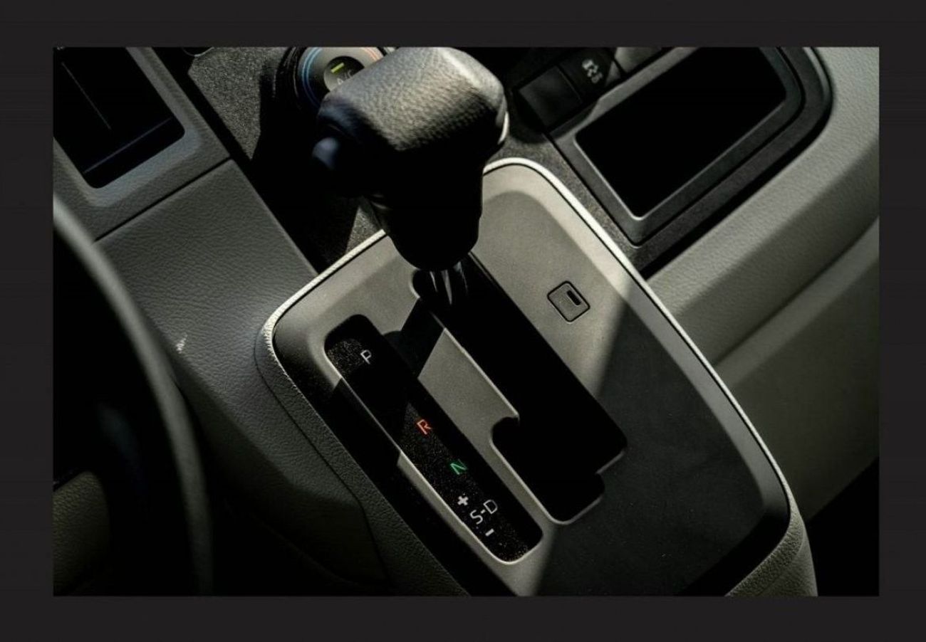 تويوتا هاياس 2023 TOYOTA HIACE 3.5L CARGO 3str Petrol Automatic Zero KM