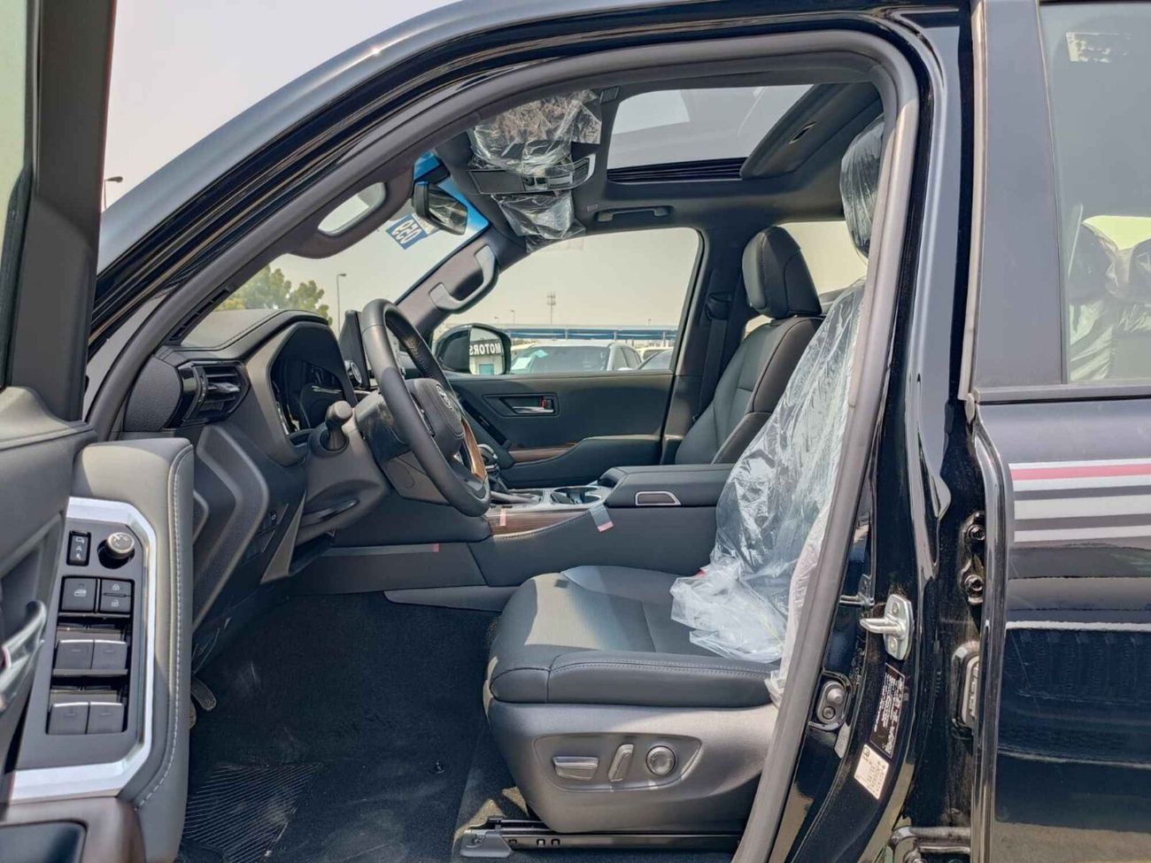 Toyota Land Cruiser GXR, 4.0L V6 PETROL, DRIVER POWER SEAT, SUNROOF, 4WD, FULL OPTION (CODE # 67881)