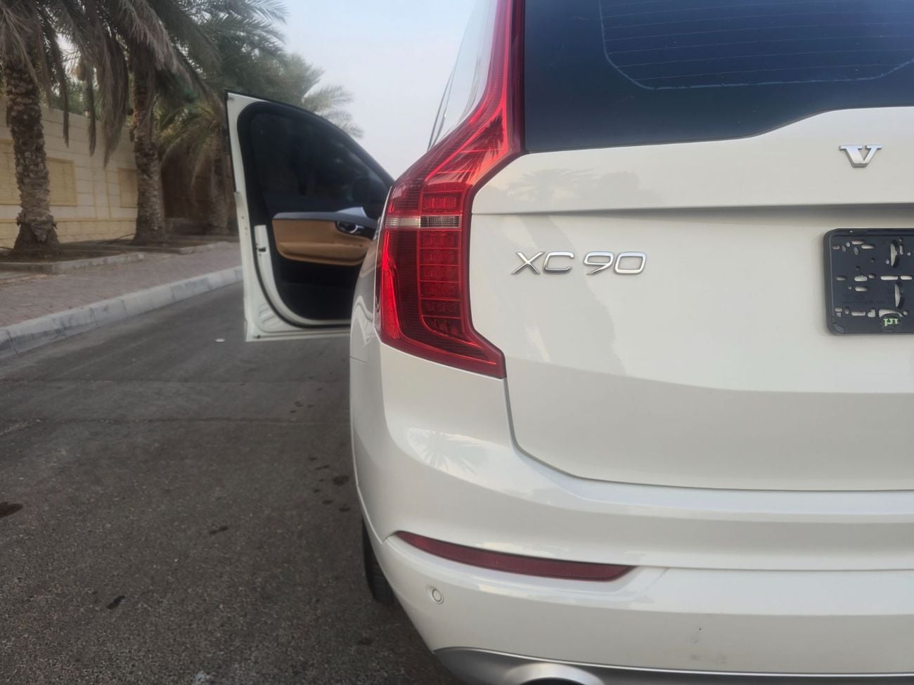 فولفو XC 90 MOMENTUM