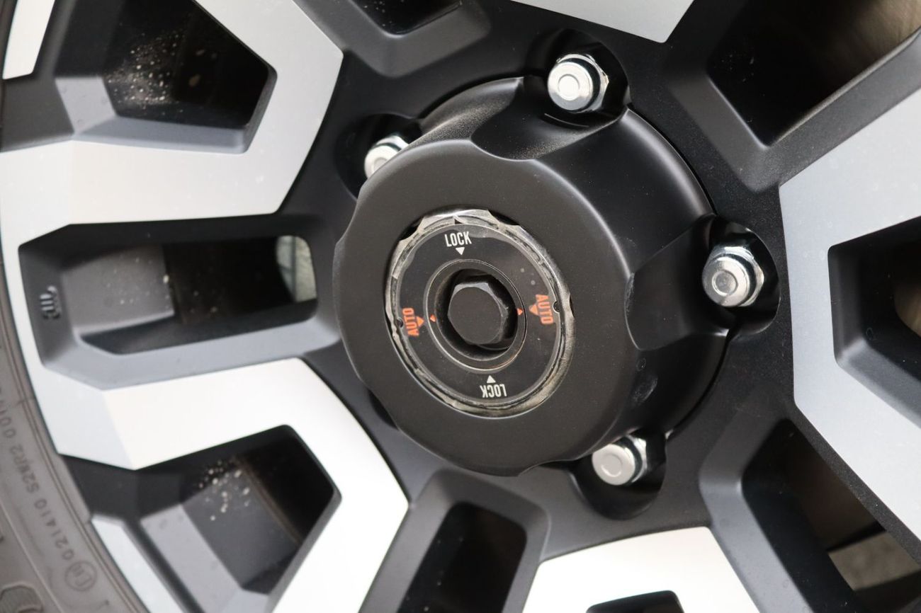 تويوتا لاند كروزر 70 2.8 DIESEL MANUAL TRANSMISSION DIFF LOCK **التصدير فقط خارج الخليج*****EXPORT ONLY**