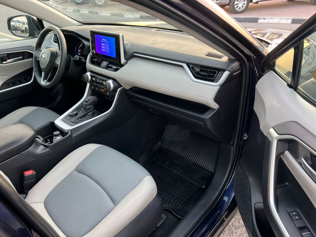 Toyota RAV4 2025 Toyota Rav4 Hybrid HEV XLE Premium Full Option 2.5L V4 - Push Start With Radar - AWD 4x4 - Trun