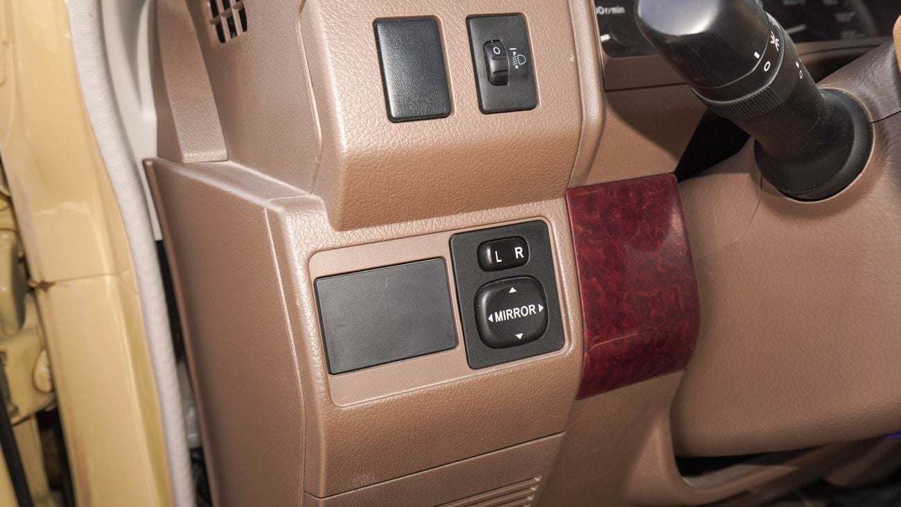 تويوتا لاند كروزر بيك آب 4.0L V6 M/T