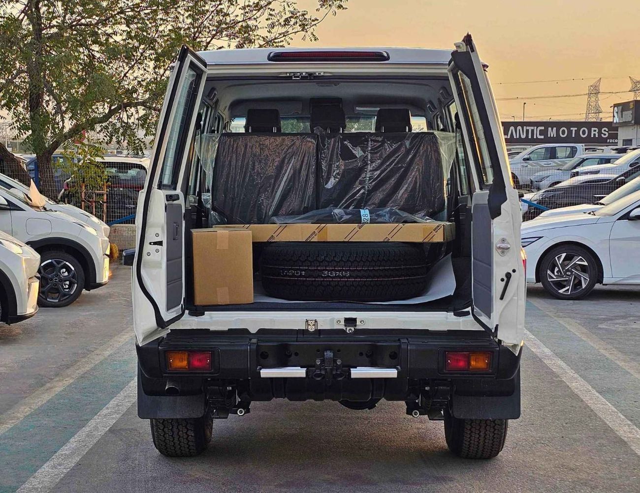 تويوتا لاند كروزر 70 LX LC76 / 2.8L MANUAL V4 DIESEL / DVD+CAMERA / PWR WINDOWS & LOCKS (CODE # 76DMS)