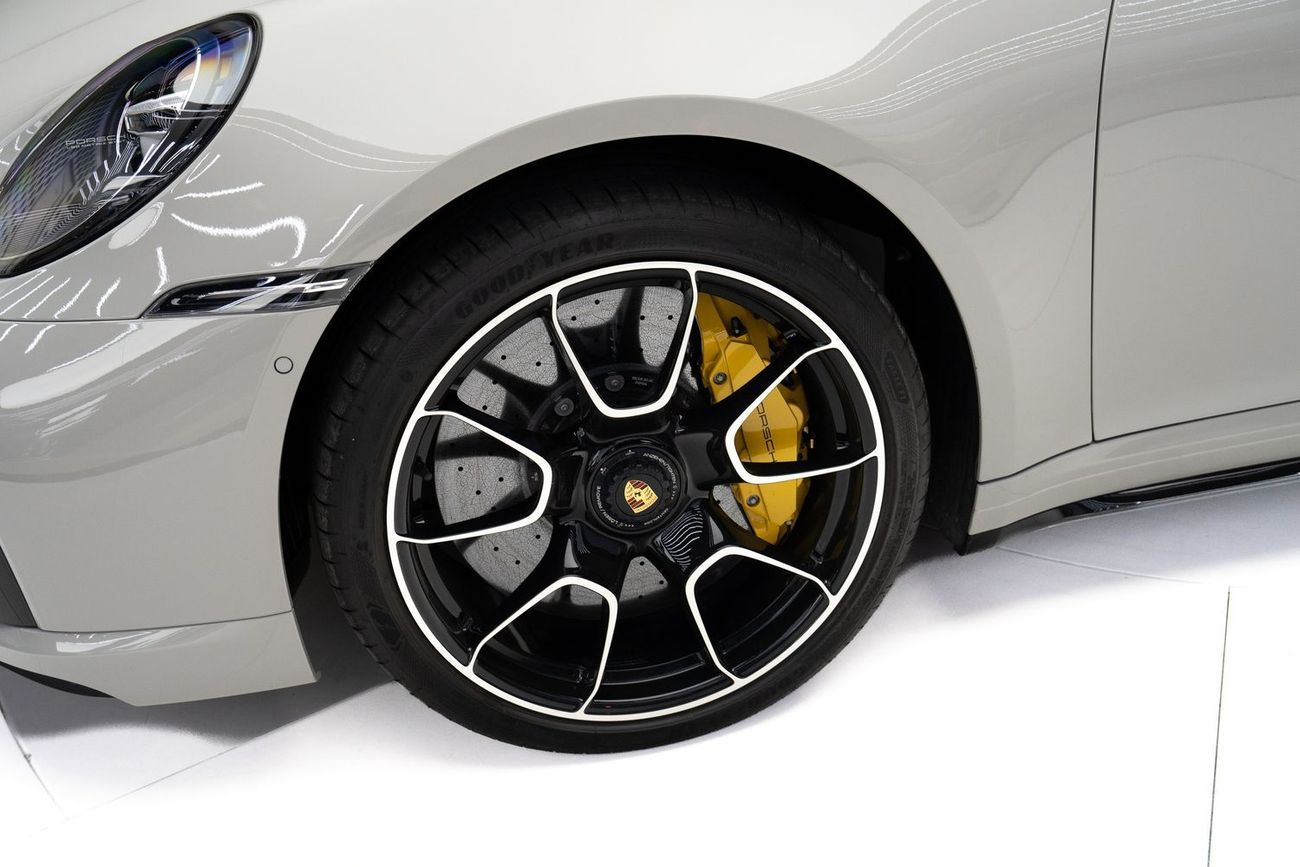 بورش 911 Turbo S 3.8L (640 HP) Convertible