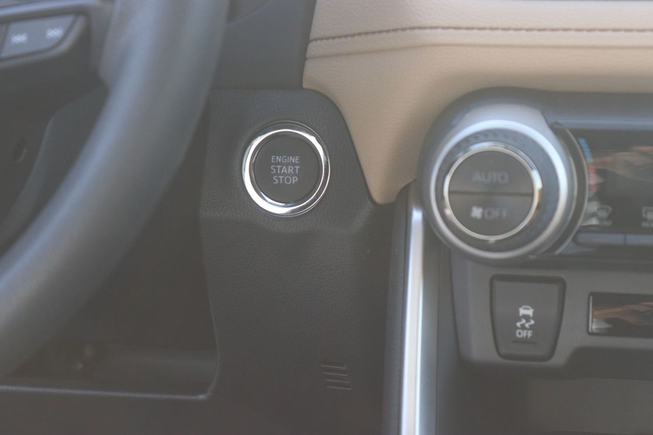 تويوتا راف ٤ 2.0 XLE - 4WD - PUSH START - SUNROOF - ALLOY WHEELS - ELECTRIC TAIL GATE - MODEL 2025