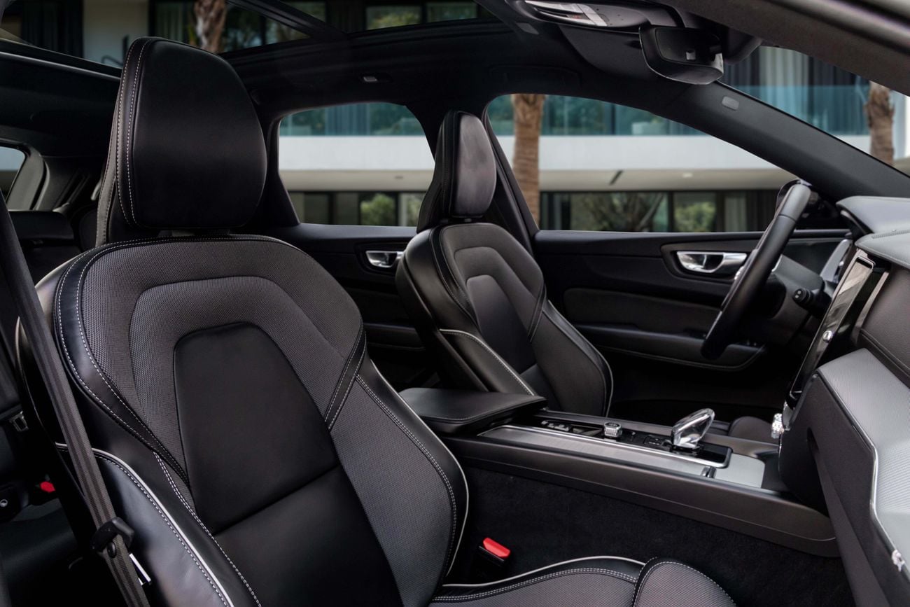 فولفو XC 60 XC60 B5 Ultimate Dark | 2,155 P.M | 0% Downpayment | Volvo Warranty