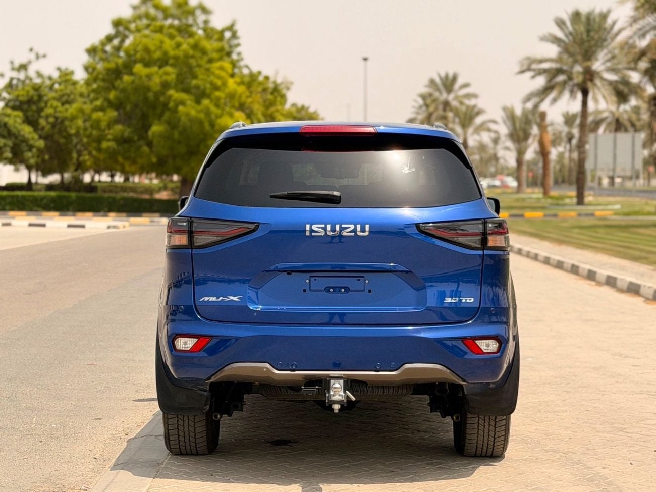 Isuzu MU-X HALF OPTION