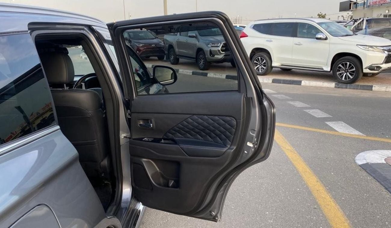 ميتسوبيشي آوتلاندر PHEV 2.4 Liter Right Hand Drive Automatic Sunroof Leather seats