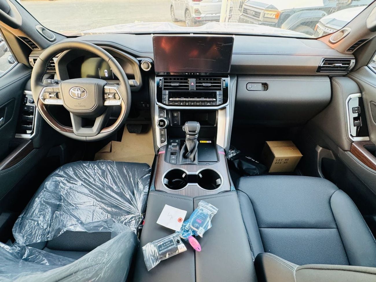 تويوتا لاند كروزر TOYOTA LC 300 VX 3.5L PTR GCC A/T F/O BLACK 2025