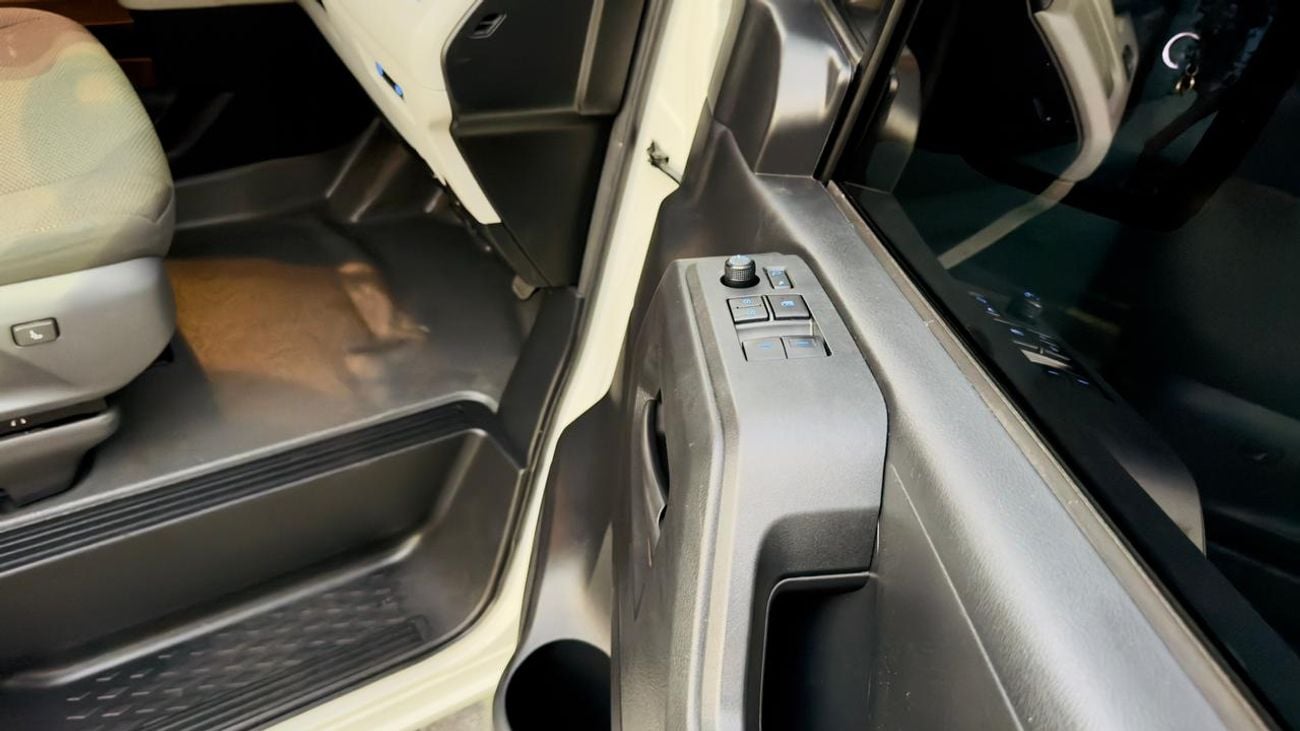 Toyota Hiace 4-SEATER | AUTOMATIC TRANSMISSION | 2.8L DIESEL | BACK CAMERA | PARKING SENSORS