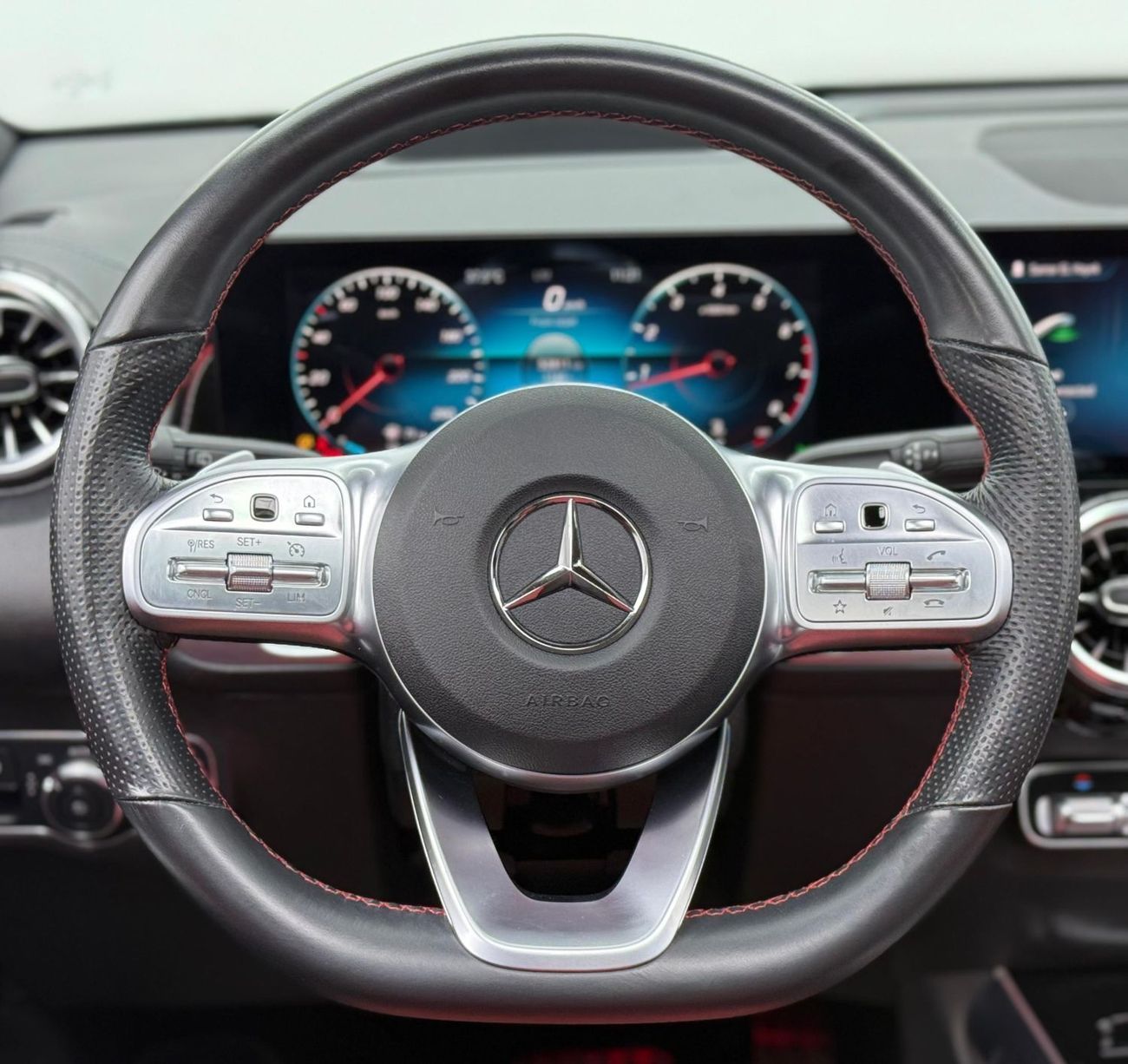 مرسيدس بنز GLB 250 4MATIC 2.0L 2022 Mercedes Benz GLB 250 4MATIC, 2027 MB Warranty + Service, Full MB Service History,