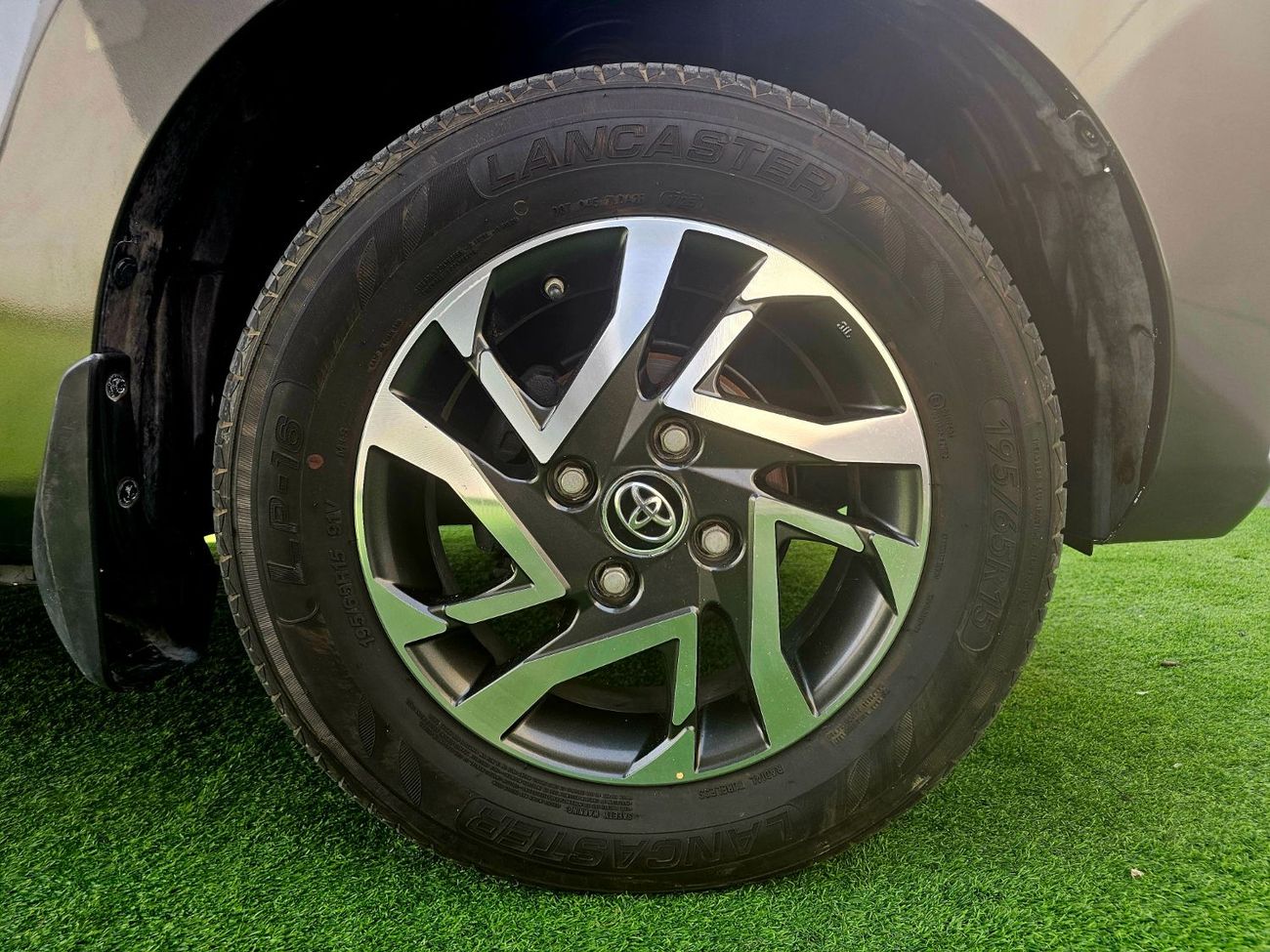 تويوتا أفانزا / PASSENGER 7 SEATS/ LOW MILEAGE