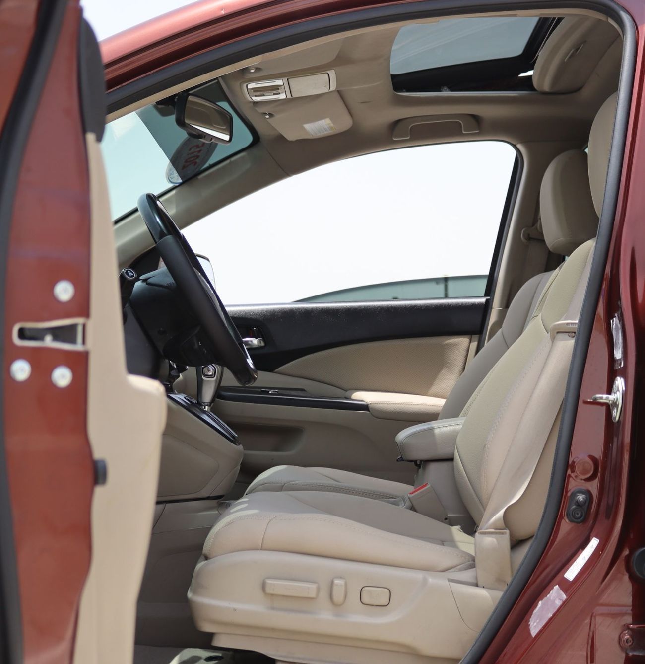 Honda CRV EX 2.4L HONDA CR-V - 2015 GCC edition, accident-free, in excellent condition with a mileage of 136,0