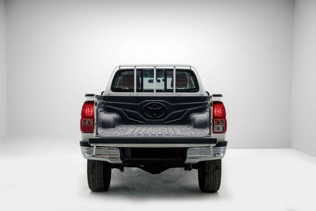 تويوتا هيلوكس 2.7L - Super White Inside Red | Export Only