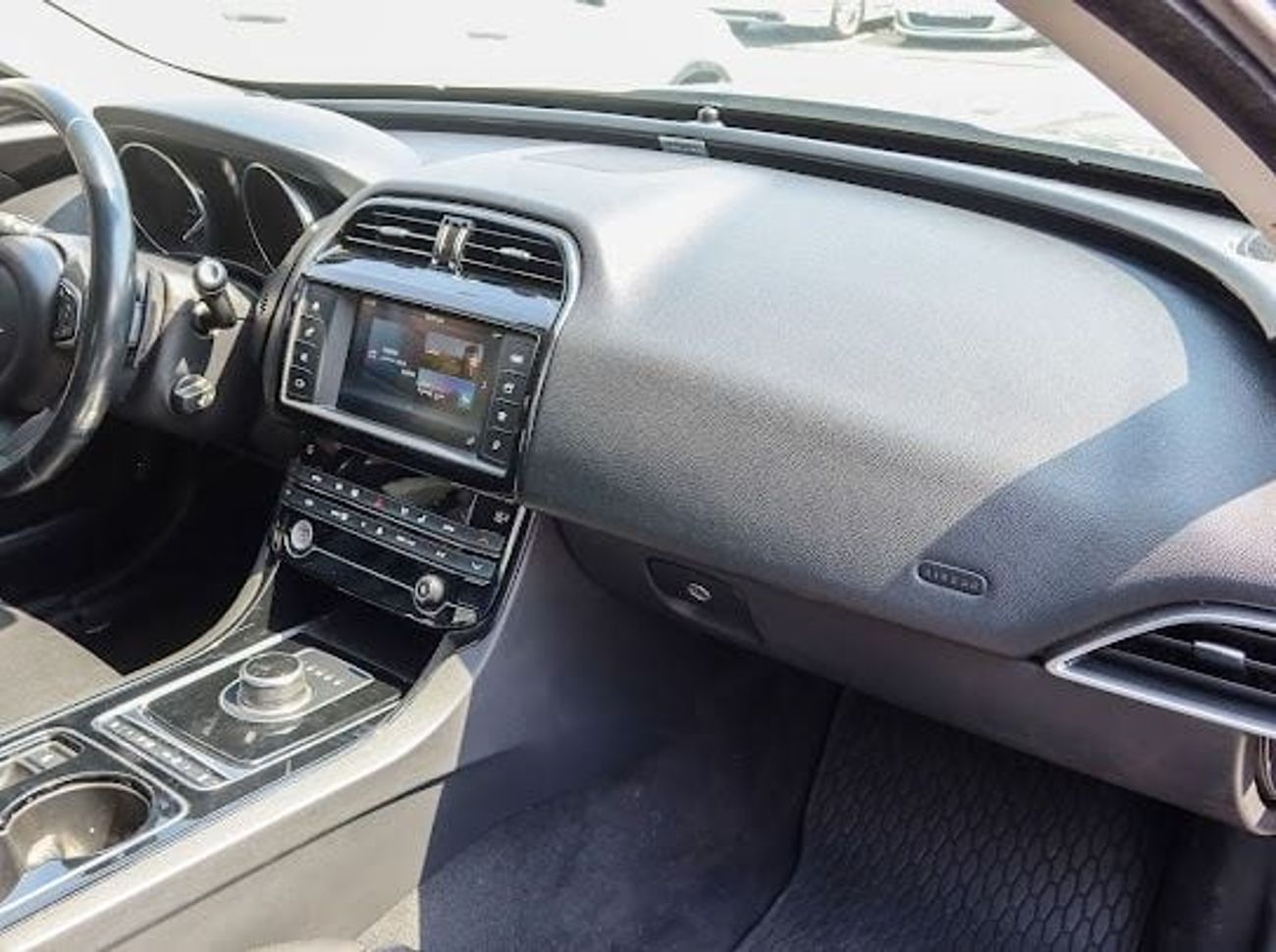 جاكوار XE R-Dynamic Black 2.0L (250 HP)