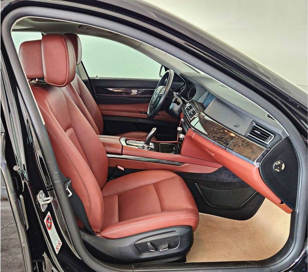 بي أم دبليو 740Li Li-3.0L-6 Cylinder-Gcc-Full Option-Bank Finance Facility - Warranty