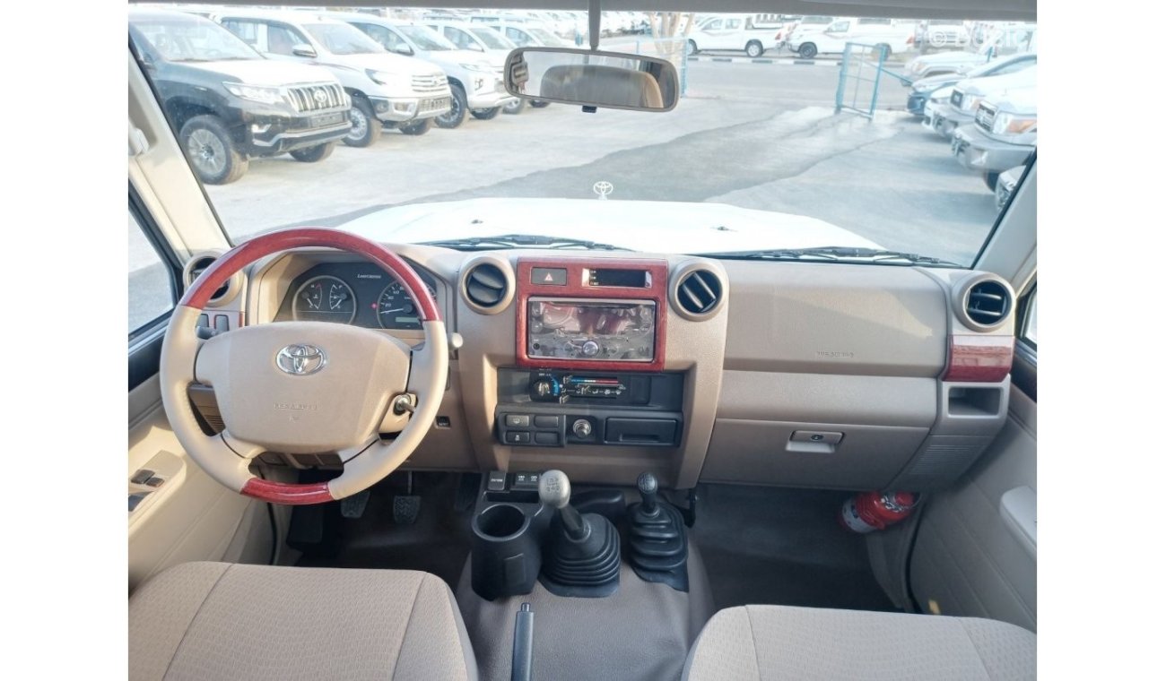 Toyota Land Cruiser Hard Top 4.0L V6 2doors (Winch + Wood + Fog Lamp + Sticker)