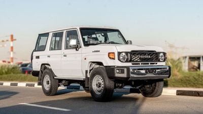 Toyota Land Cruiser 70 LC76 HT VXR Toyota Land Cruiser 4.0L MT Petrol (White-Brown) Basic