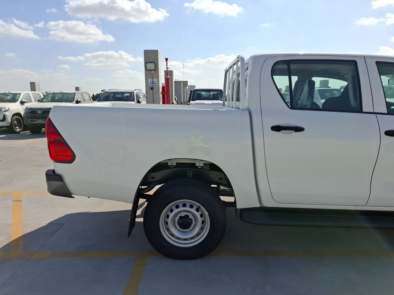 Toyota Hilux GL Toyota Hilux Double Cabin 2.7L Petrol Narrow Body