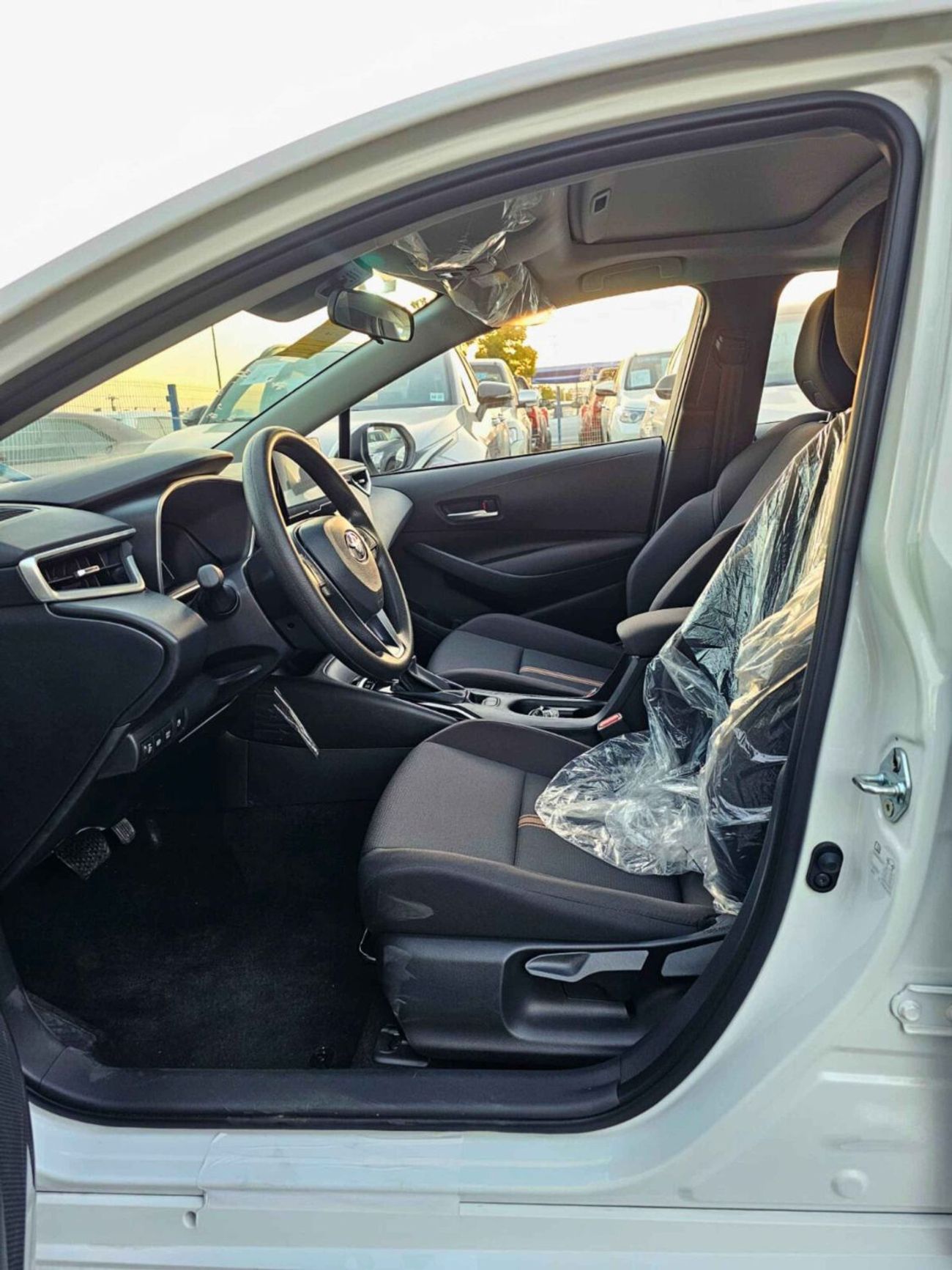 تويوتا ليفين HYBRID LUXURY | 1.8L V4 | SUNROOF DVD + CAMERA | FULL OPTION