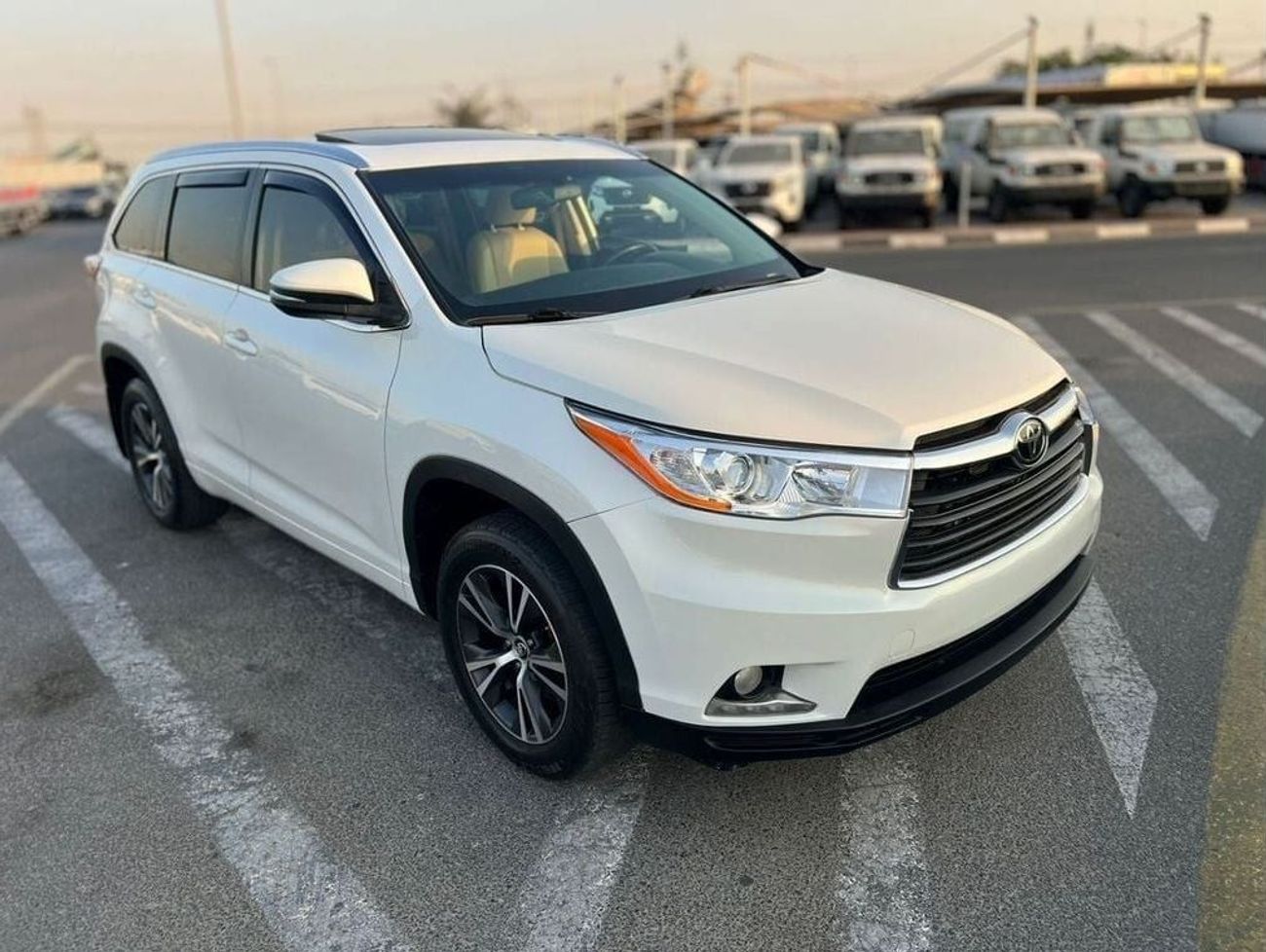 Toyota Highlander 2016 TOYOTA HIGHLANDER XLE - 3.5 L - V6 - 6 CYL - 7 SEATER - ELECTRIC AND LEATHER SEATS -  SUNROOF -