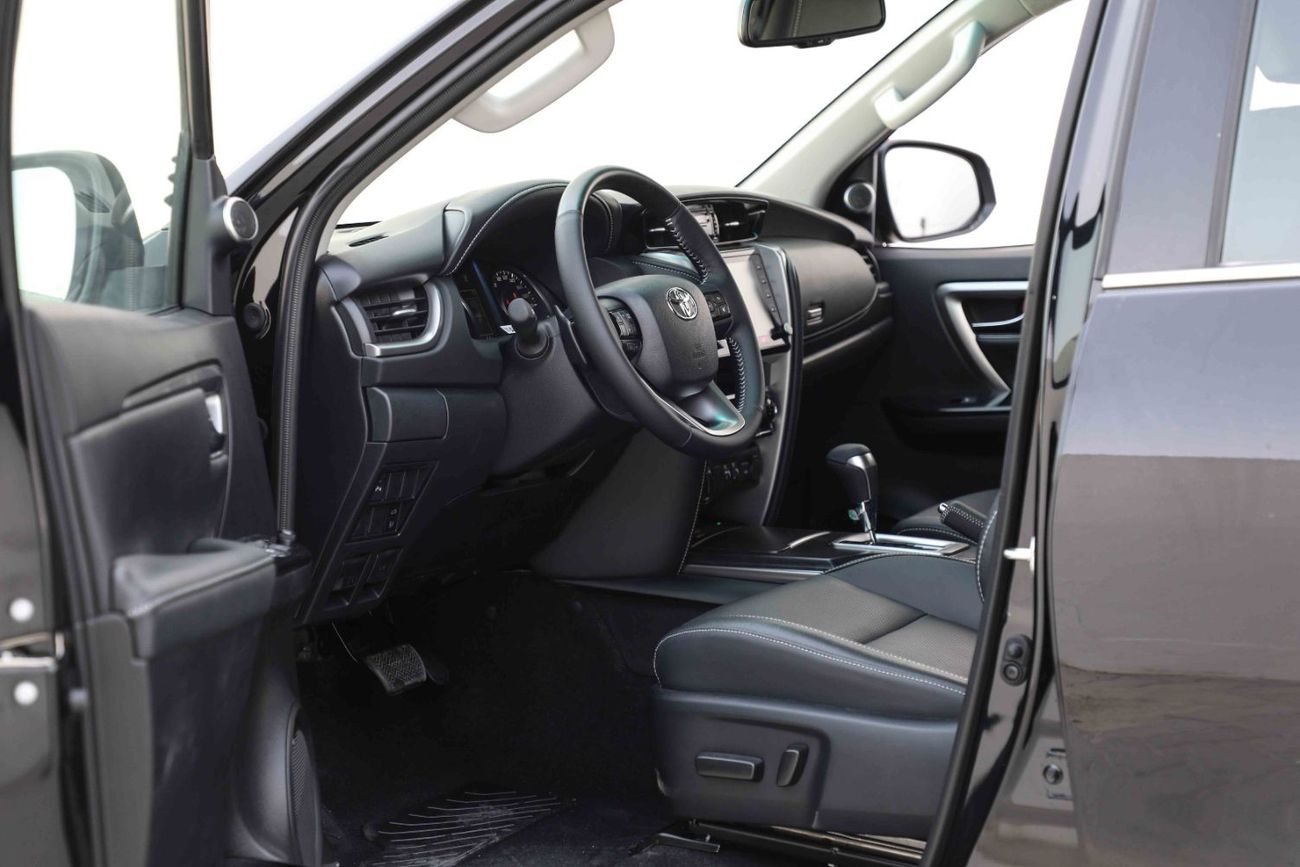 تويوتا فورتونر تويوتا فورتشنر 2024 4.0 4x4 HI - أسود اتيتيود من الداخل أسود | تصدير فقط