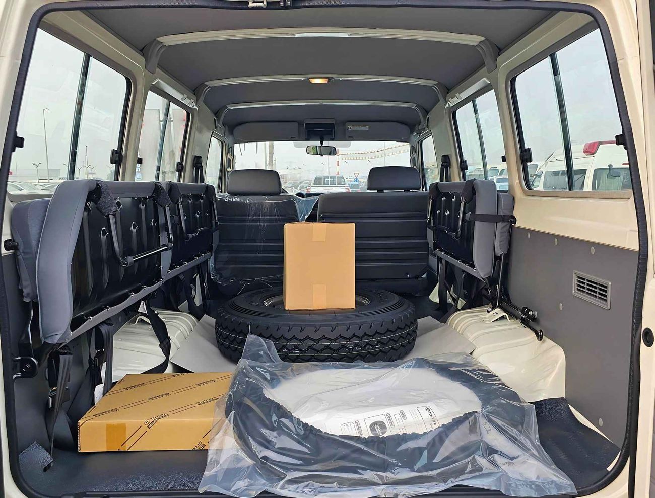 تويوتا لاند كروزر 70 M/T | 4.0L V6 PETROL | 3 DOOR | PWR WINDOWS | FREE WHEEL HUB | 4WD (CODE # 68011)