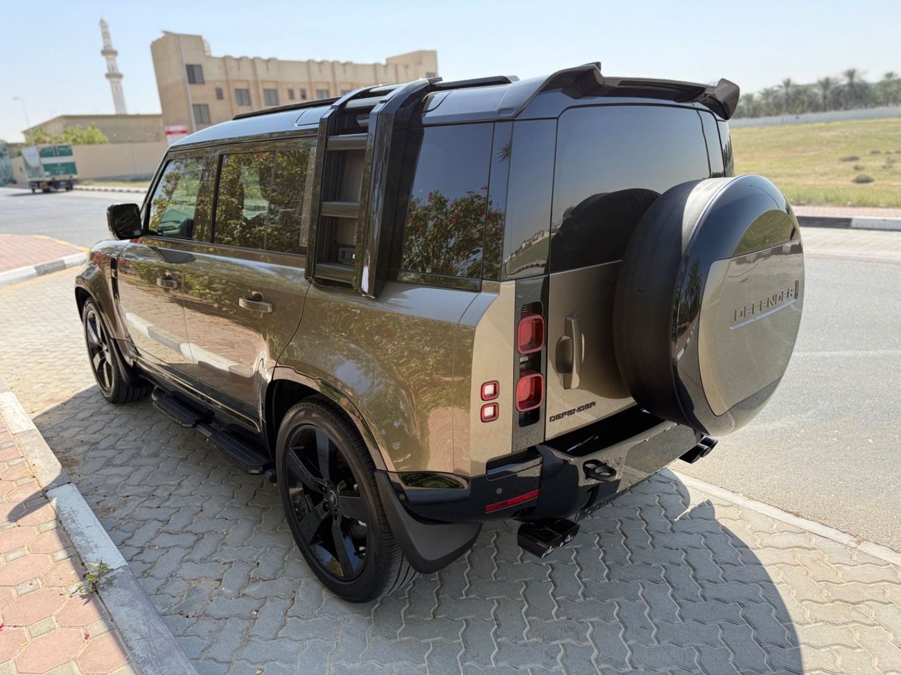 Land Rover Defender P400 110 SE 3.0L (5 Seater)