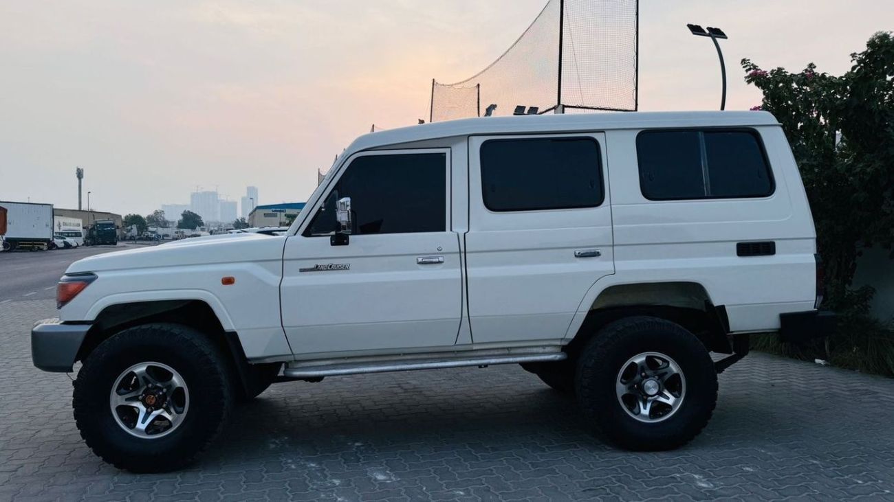 تويوتا لاند كروزر 70 -