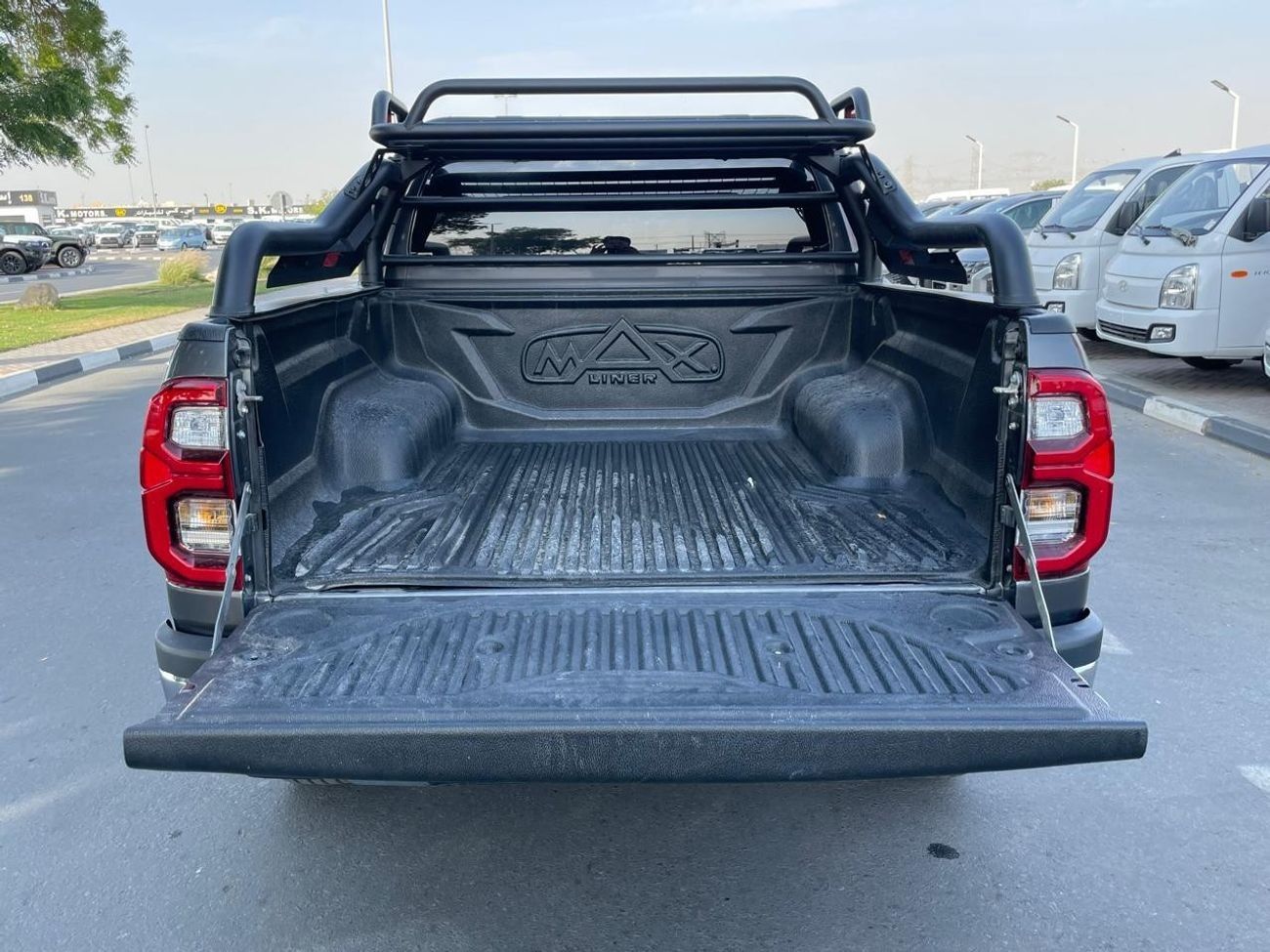 تويوتا هيلوكس diesel 2.8 liter automatic right hand drive leather seats with back camera